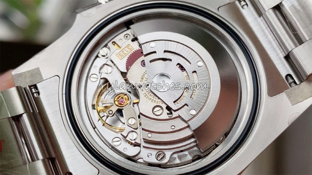 Front view of the most accurate super clone Rolex Submariner